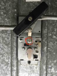changer serrure porte garage basculante